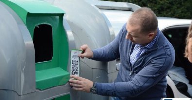 Фото – У Львові на сміттєвих контейнерах розмістили наліпки з QR-кодами. Відео