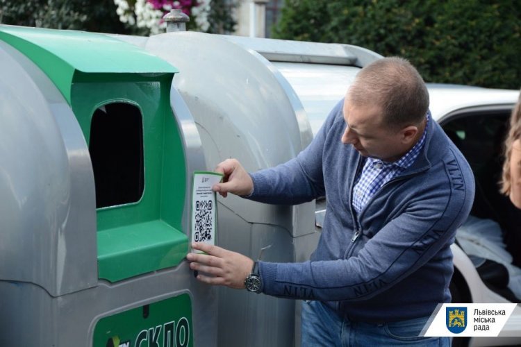 Во Львове на мусорных контейнерах разместили наклейки с QR-кодами. Видео