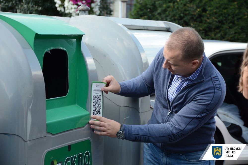 Фото – Во Львове на мусорных контейнерах разместили наклейки с QR-кодами. Видео