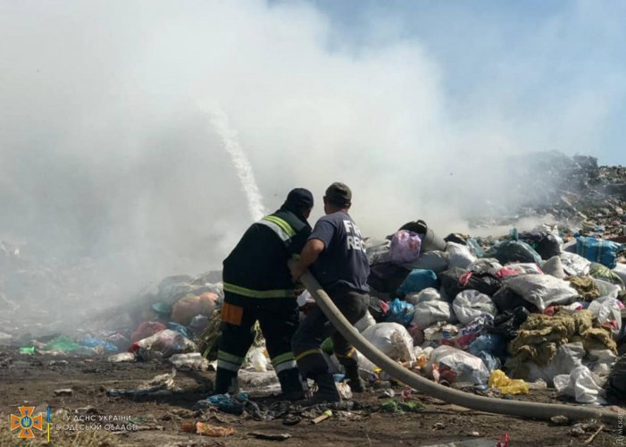 На Одещині горіло сміттєзвалище: підозрюють підпал. Фото, відео