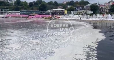 Фото – В Одесі море вкрила невідома біла речовина, на пляжі стоїть сморід. Відео