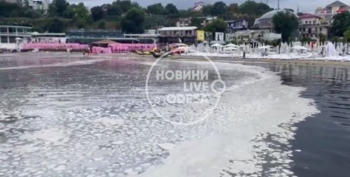 В Одесі море вкрила невідома біла речовина, на пляжі стоїть сморід. Відео