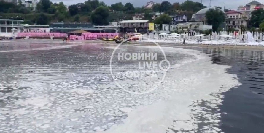 В Одессе море покрыло неизвестное белое вещество, на пляже стоит вонь. Видео