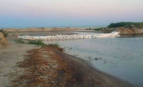 В нацпарке на Одесчине браконьеры устроили пожар и закидали мешками пролив. Фото