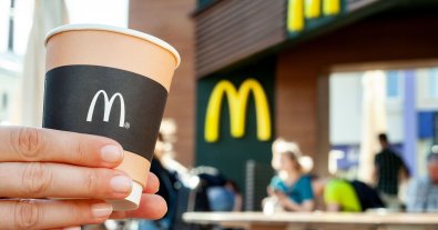 Фото – McDonald's показав, як переробляє свої горнятка від кави. Відео