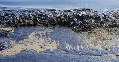 Фото – В Чорному морі стався масштабний витік нафти: росіяни занизили масштаби катастрофи у 400 тисяч разів
