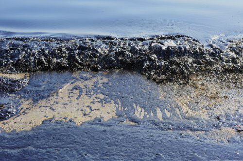 В водойми окупованої Херсонщини росіяни злили 10 тонн палива та мастил