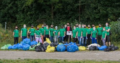 Фото – В Ужгороде волонтеры убрали набережную реки от пол тонны мусора. Фото
