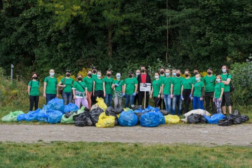 В Ужгороді волонтери прибрали набережну річки від пів тонни сміття. Фото