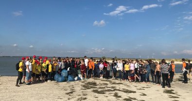 Фото – Джарилгач: херсонські школярі прибрали від сміття після туристів найбільший острів України. Фото