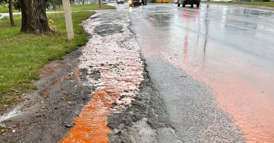 Фото – Вулицями Кривого Рогу після дощу потекли кислотно-помаранчеві струмки. Фото