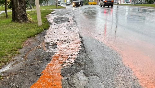 По улицам Кривого Рога после дождя потекли кислотно-оранжевые ручьи. Фото