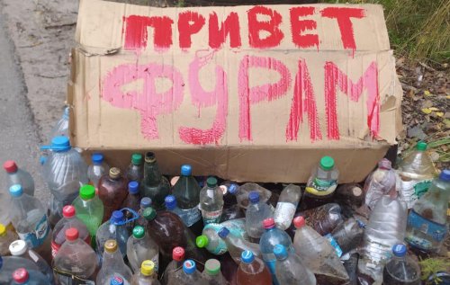 Под Харьковом активисты убрали лес от сотни бутылок с мочой. Видео