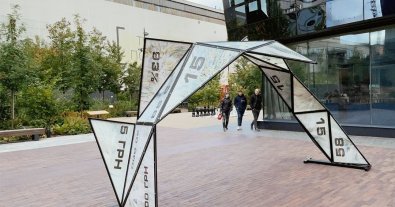 Фото – В інноваційному парку Києва встановили артінсталяцію з переробленого пластику. Фото