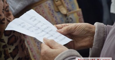 Фото – У Миколаєві "екоактивістам" на мітингу роздали шпаргалки з лозунгами: ЗМІ розкрили схему