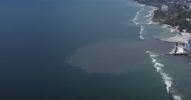 Фото – На одеському пляжі сталося масштабне забруднення Чорного моря. Відео