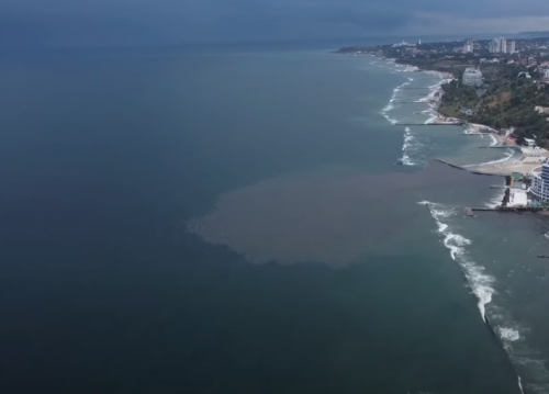 На одесском пляже произошло масштабное загрязнение Черного моря. Видео