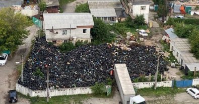 Фото – У Києві облаштували гігантське звалище шин поблизу житлових будинків. Фото