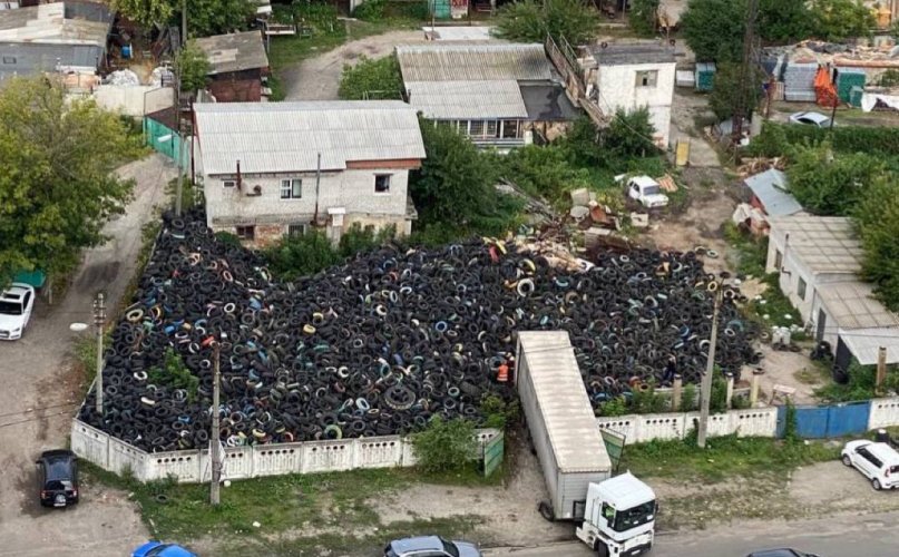 У Києві облаштували гігантське звалище шин поблизу житлових будинків. Фото