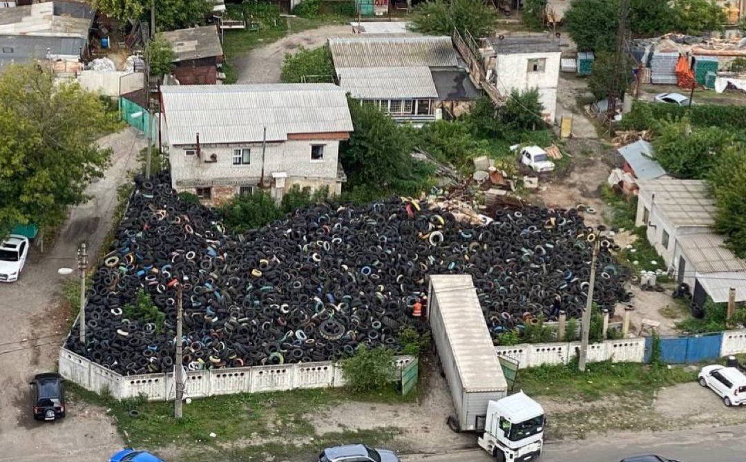 Фото – У Києві облаштували гігантське звалище шин поблизу житлових будинків. Фото
