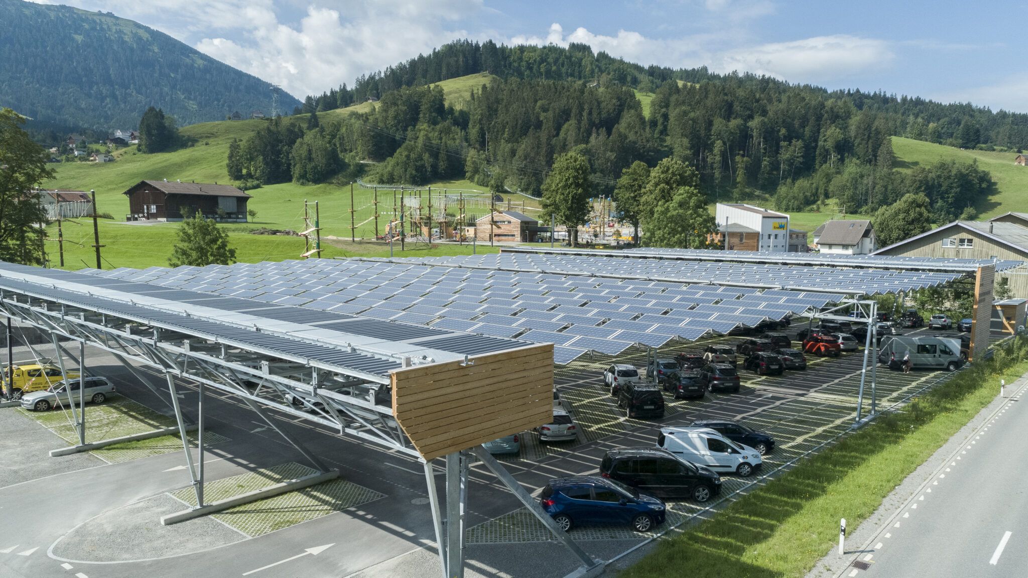 У Швейцарії автопарковку перетворили на сонячну ферму