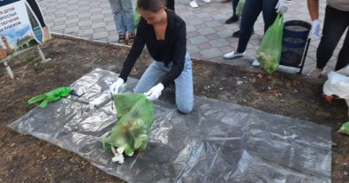 Фото – В Херсоне посетителям кафе показали, как сортировать мусор. Видео