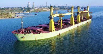 Фото – У порту "Південний" оштрафували іноземне судно, яке зливало фекальні води