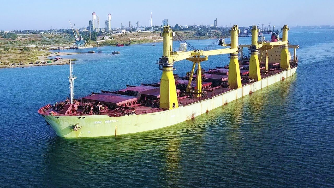 Фото – У порту "Південний" оштрафували іноземне судно, яке зливало фекальні води