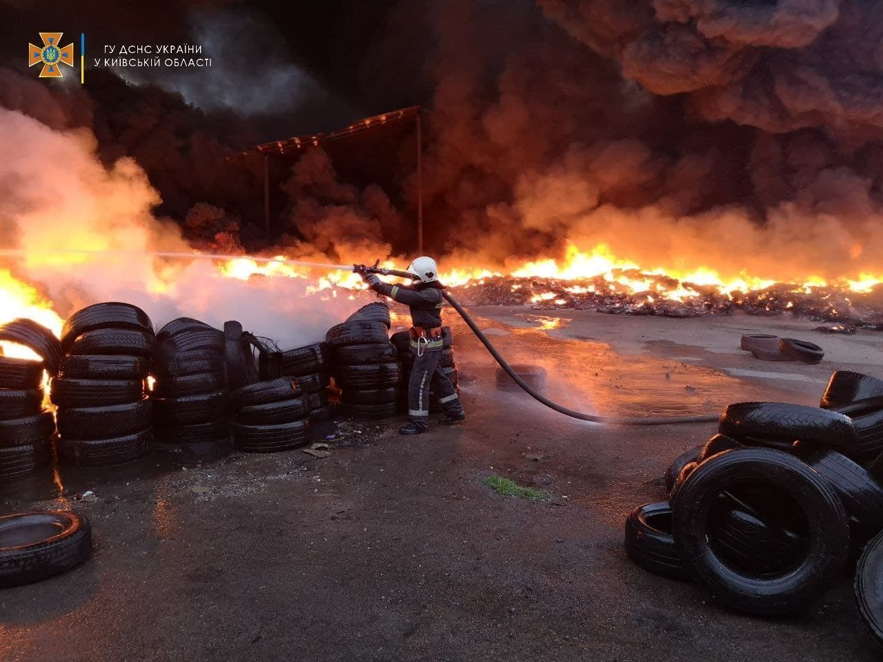 Фото – На складі під Києвом горіло 10 тисяч шин