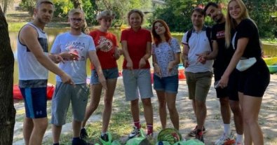 Фото – У Києві під час еко-толоки студенти виловили з Дніпра крадені речі