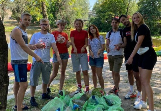В Киеве во время эко-толоки студенты выловили из Днепра краденые вещи