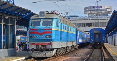 Фото – "Укрзалізниця" потрапила в скандал: спричинила екологічну НП в Києві. Відео