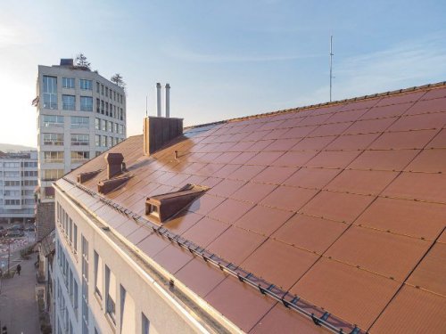 В Цюрихе крышу дома "украсили" цветной солнечной черепицей