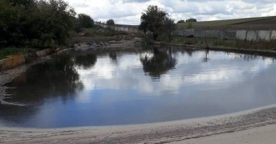 Фото – Свиноферма на Хмельниччині забруднювала річку стічними водами із сечею