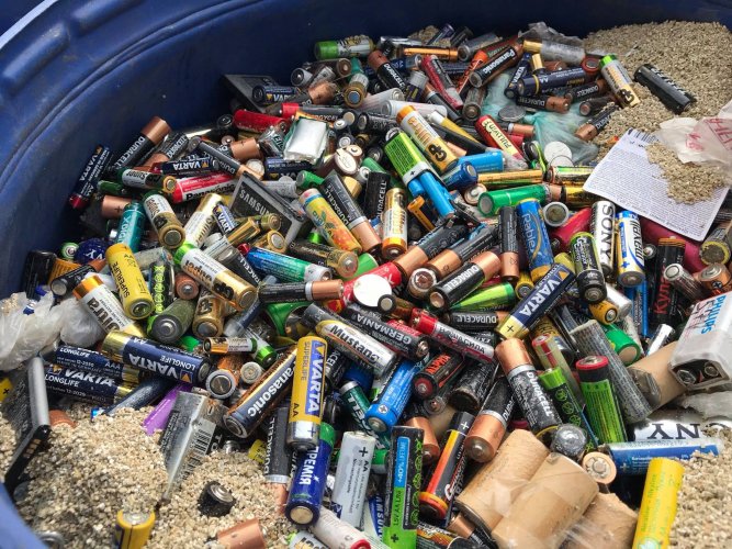 Українські активісти відправили на переробку в Румунію понад мільйон батарейок. Фото