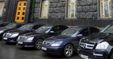 Фото – У "Слузі народу" хочуть дозволити паркуватися біля Ради тільки електрокарам
