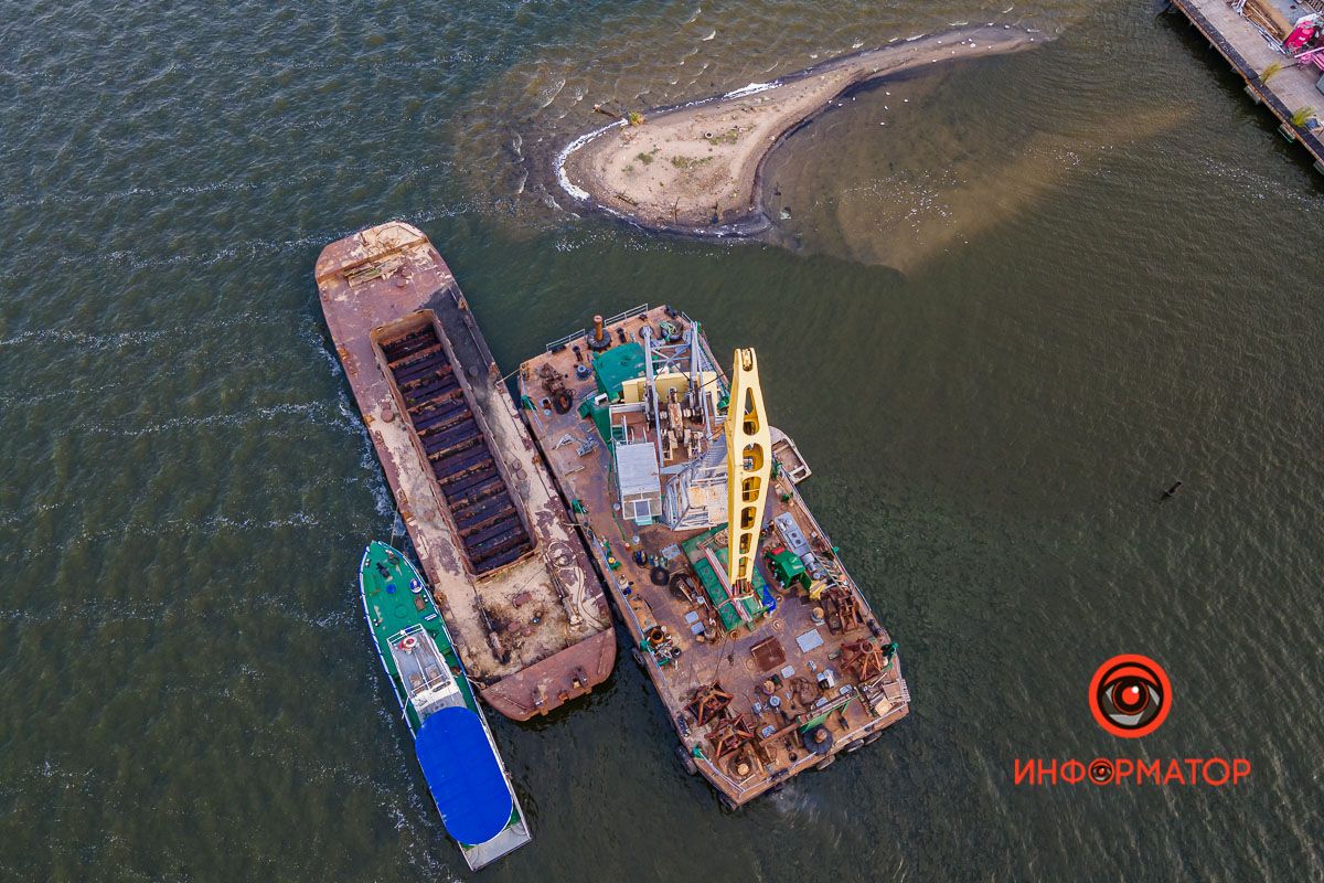 Фото – После резонанса в СМИ в Днепре начали ликвидировать остров из мусора. Фото и видео