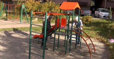 Фото – У Франківську дитячий майданчик облаштували з переробленого пластику. Фото