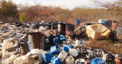 Фото – Под Запорожьем устроили свалку химических отходов: взяты пробы воды и почвы