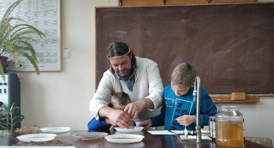 У Житомирі відкрили біолабораторію зі створення екологічних речей. Фото та відео