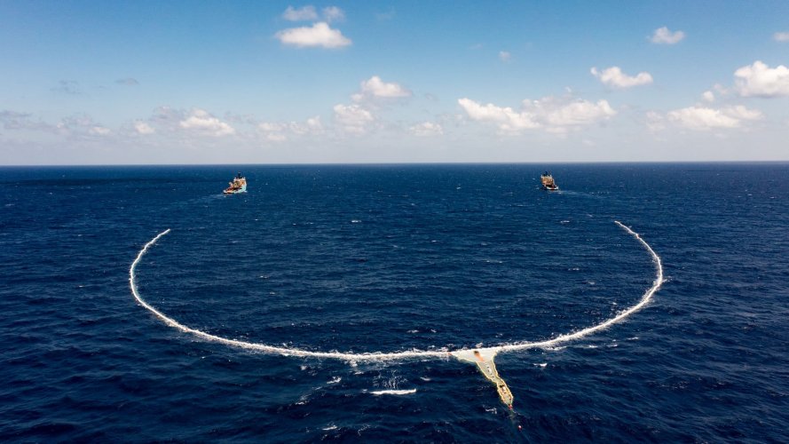 В водах Тихого океана плавучая платформа собирает пластиковый мусор