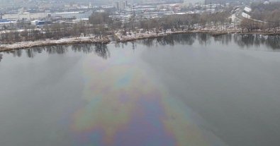 Фото – У Києві злили нафту в озеро на Оболоні: водойма покрилася величезними плямами. Фото