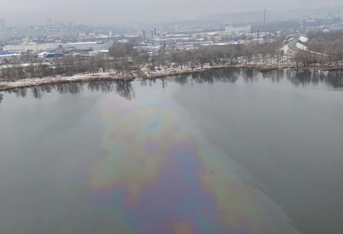 В Киеве слили нефть в озеро на Оболони: водоем покрылся огромными пятнами. Фото