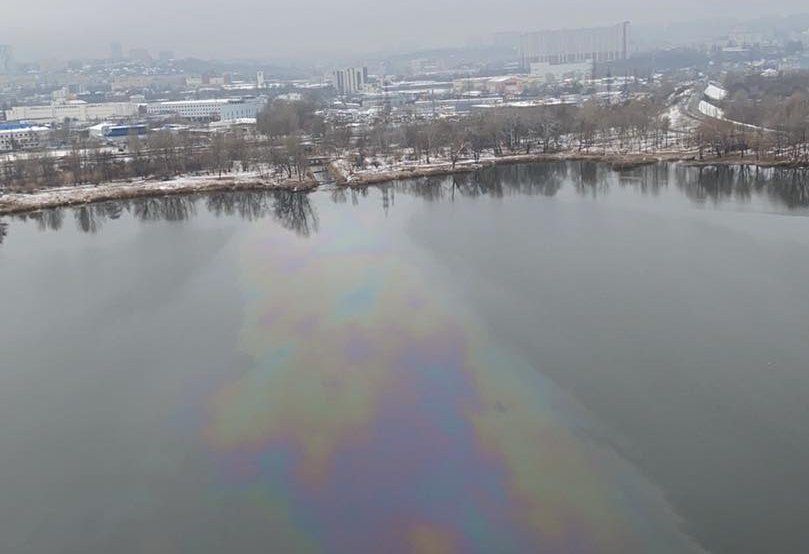 Фото – В Киеве слили нефть в озеро на Оболони: водоем покрылся огромными пятнами. Фото