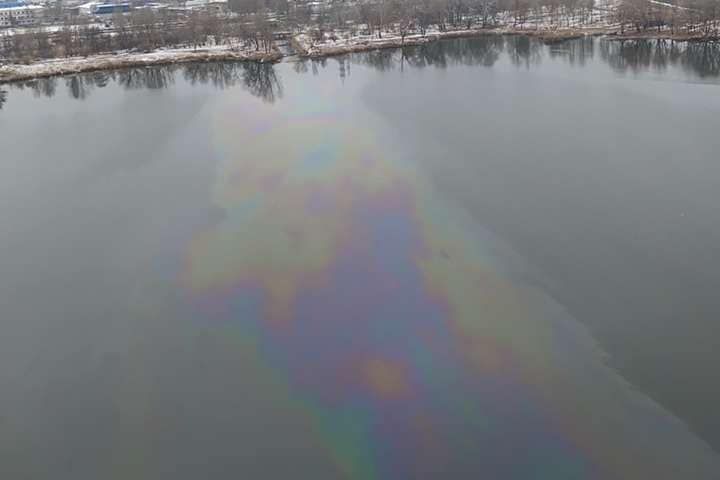 Нефтяные пятна на озере в Киеве: столичная прокуратура начала расследование