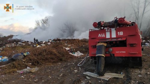 Под Киевом спасатели три дня не могли потушить пожар на свалке. Фото