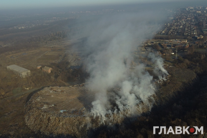 На Полтавщині масштабну пожежу на сміттєзвалищі гасять фекаліями. Фото