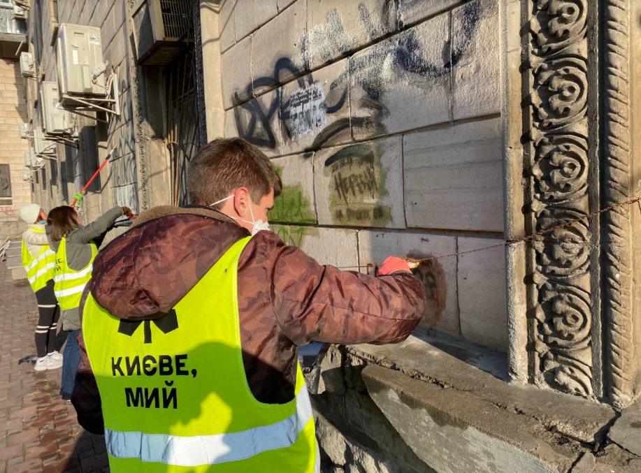 Фото – В центре Киева отдраяли от граффити и устаревшей грязи фасад дома. Фото до и после