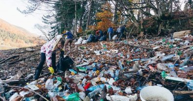 Photo – The tributaries of the Tisza river were cleaned from rubbish in Zakarpattia. Photo