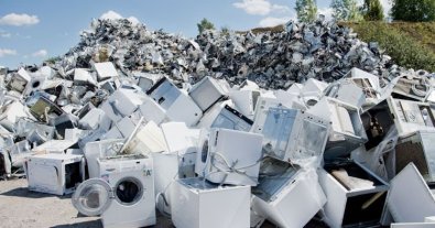 Фото – В Іспанії компанія продає компоненти зі старої техніки та виготовляє меблі зі сміття